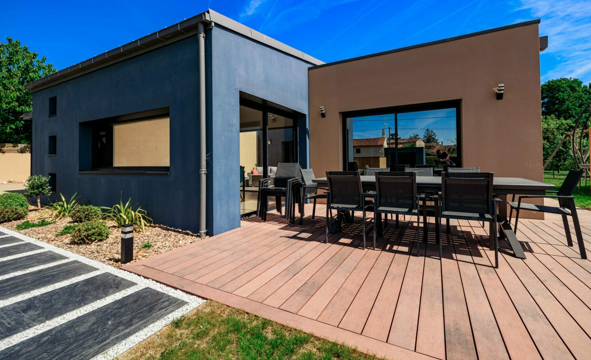 Terrasse sur plot à Essarts-en-Bocage réalisée par MERIDIONALE VERT, paysagistes experts en aménagement extérieur